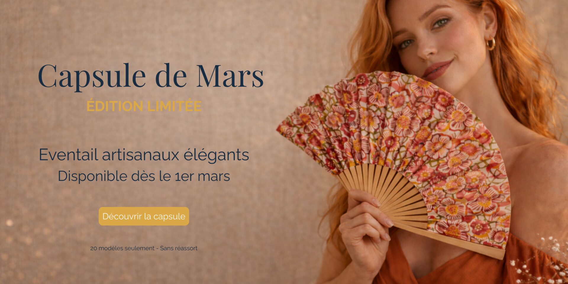 femme tenant un éventail Femme tenant un éventail artisanal Aphrodite en tissu floral rouge, création Souffle d’élégance – capsule Saint-Valentin femmes mythologiques