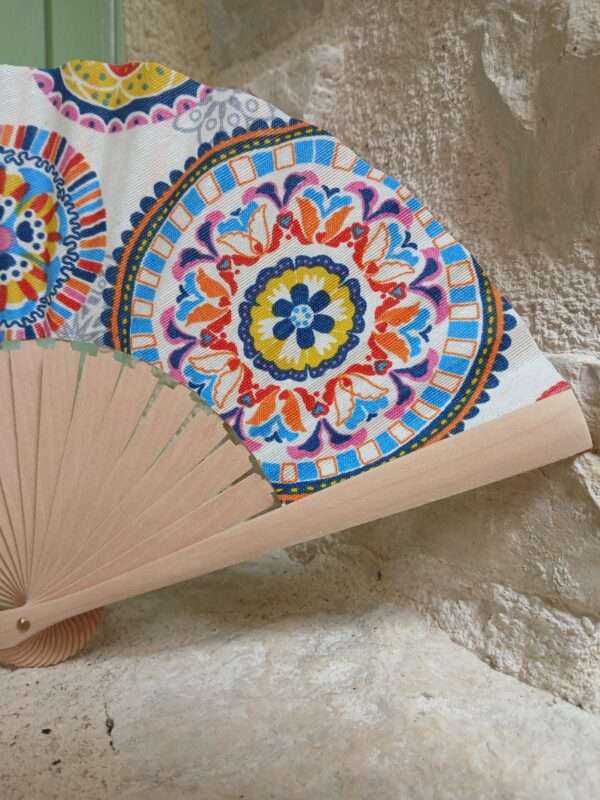 éventail artisanal coloré