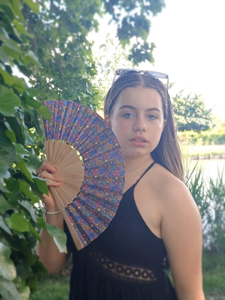 Eventail artisanal Souffle d'Elégance aux motifs étoilés colorés, accessoire fait main en édition limitée