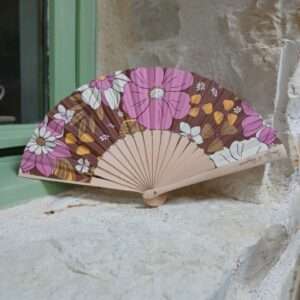 Éventail Olympe Girl Power – fond marron avec grandes fleurs colorées