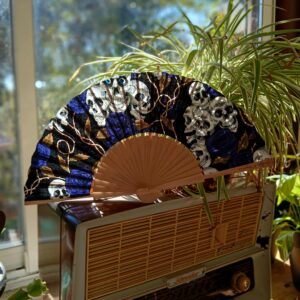 Éventail Nocturna Souffle d’Élégance – vue complète sur radio vintage, crânes et roses bleues