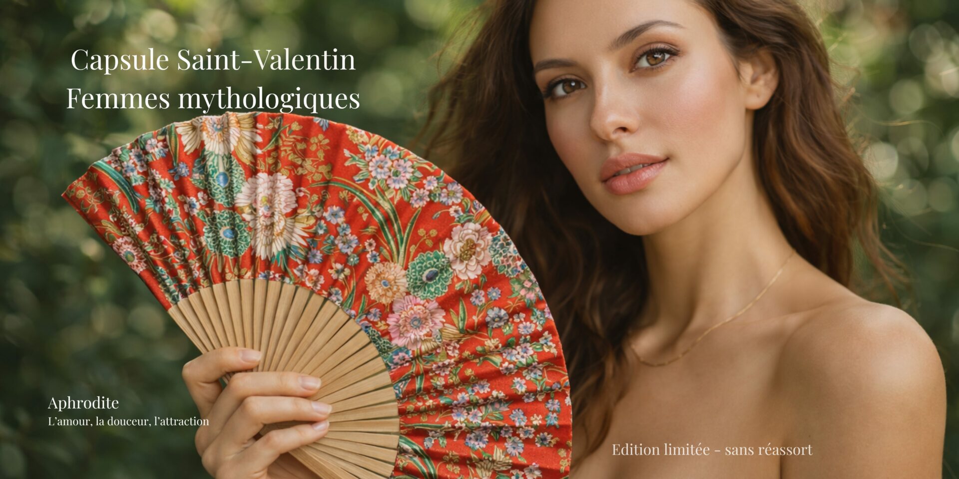 Femme tenant un éventail artisanal Aphrodite en tissu floral rouge, création Souffle d’élégance – capsule Saint-Valentin femmes mythologiques