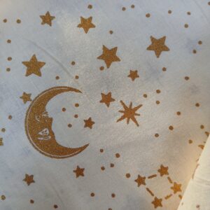 Éventail Perséphone fait main en tissu sombre à fleurs et grues, inspiré de la déesse du renouveau