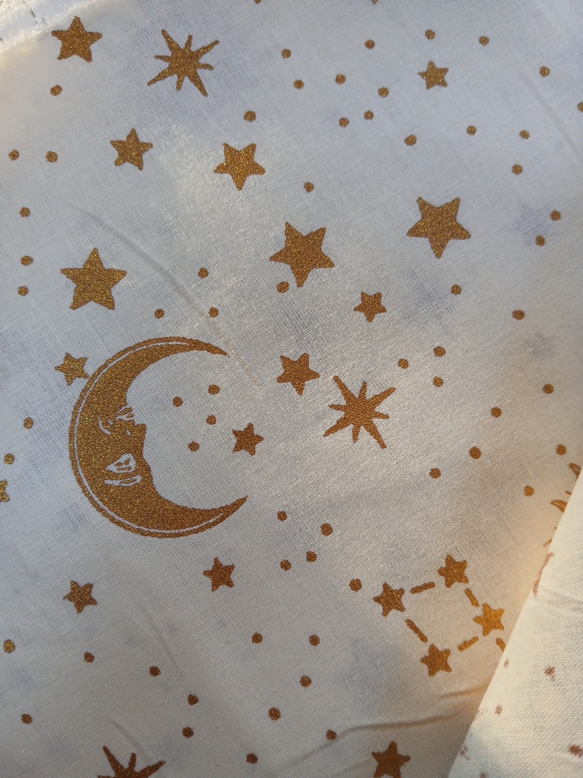 Éventail Perséphone fait main en tissu sombre à fleurs et grues, inspiré de la déesse du renouveau