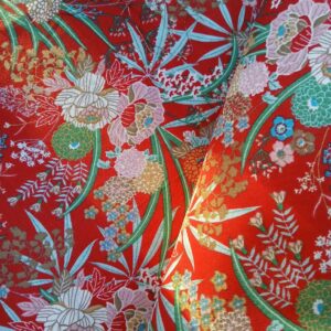 Éventail Aphrodite fait main en tissu rouge floral, inspiré de la déesse grecque de l’amour