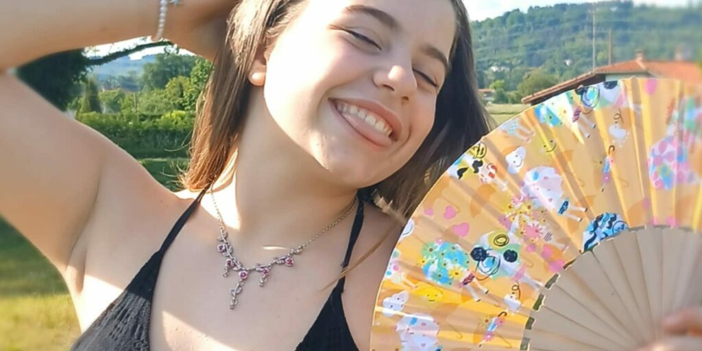 “éventail artisanal français élégant en tissu orange smiley