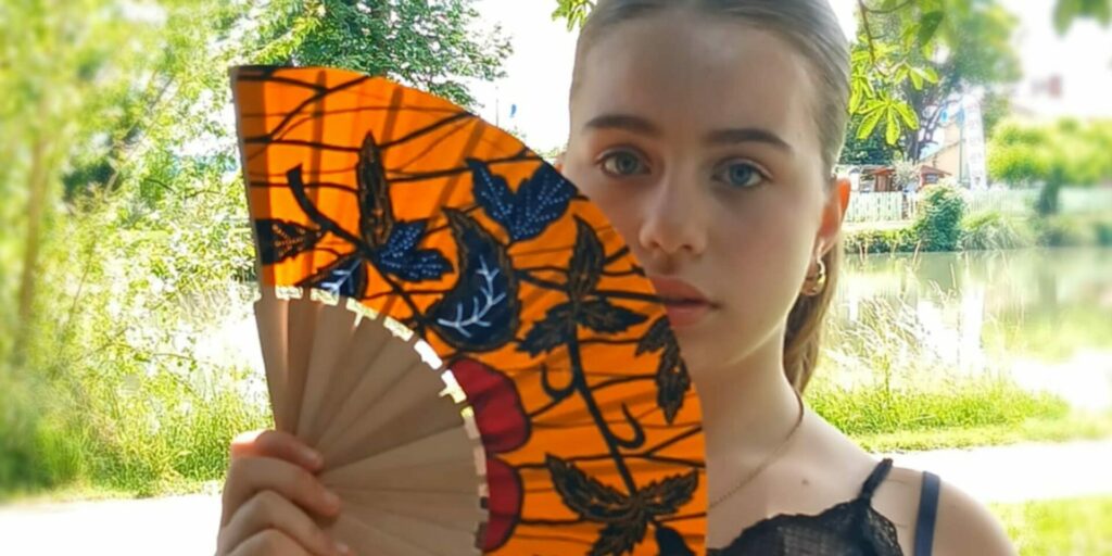 éventail artisanal français élégant en tissu wax orange