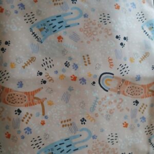 Tissu éventail motif chats empreintes pattes fond pêche