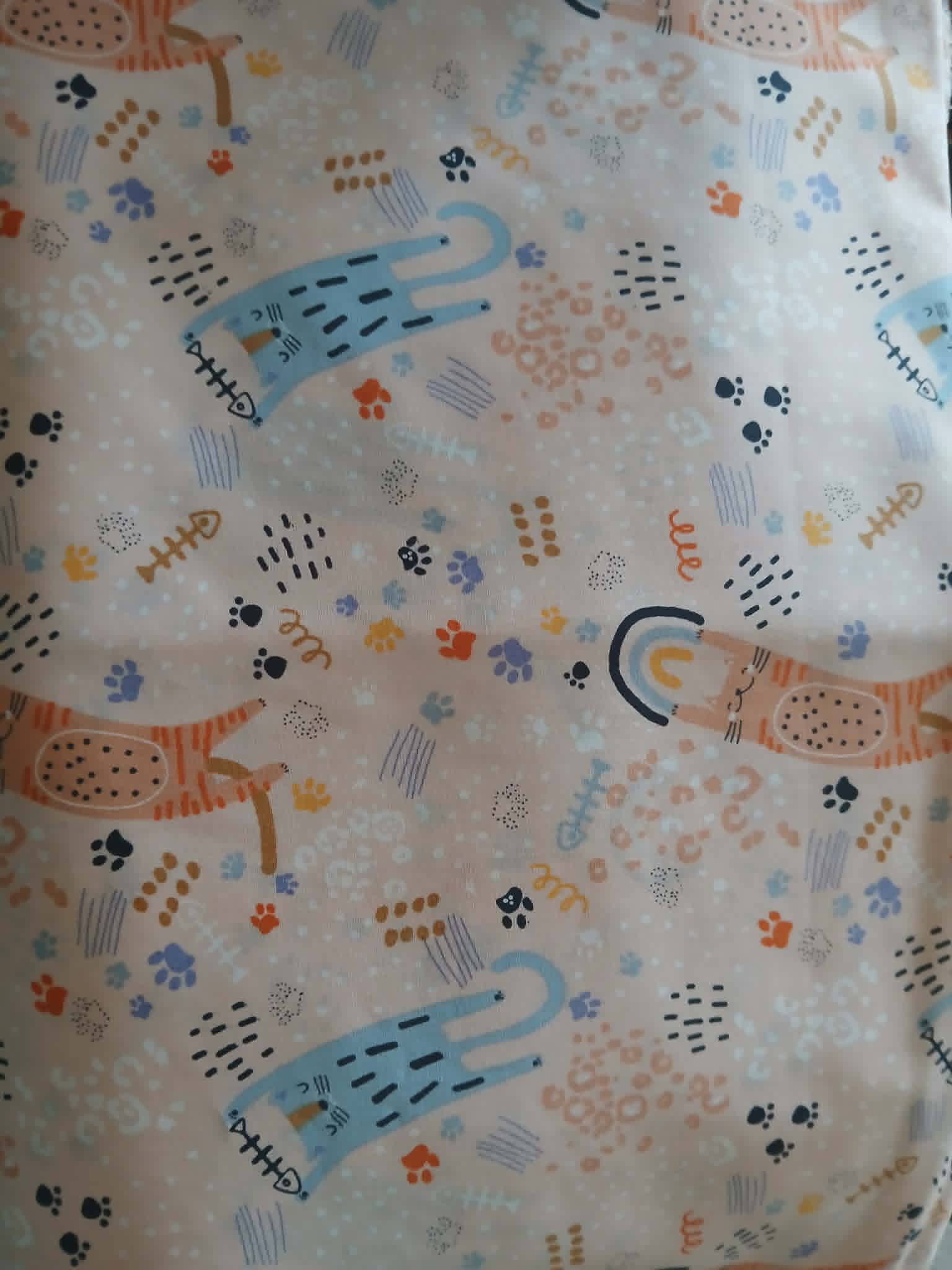 Tissu éventail motif chats empreintes pattes fond pêche