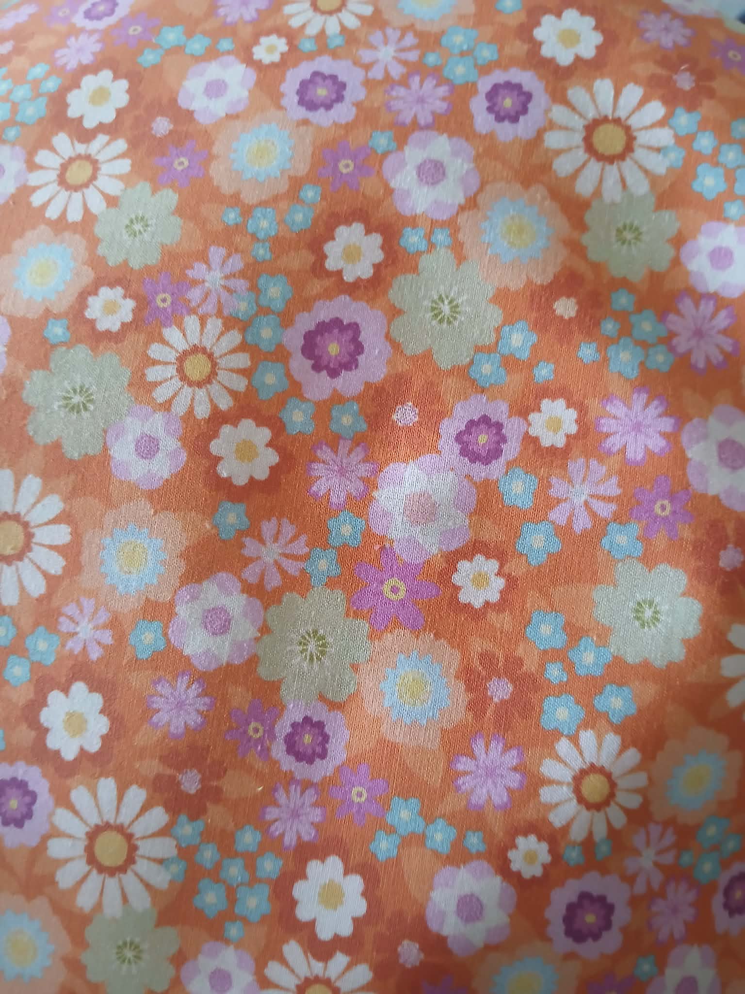 Tissu éventail motif fleurs rétro orange mauve bleu