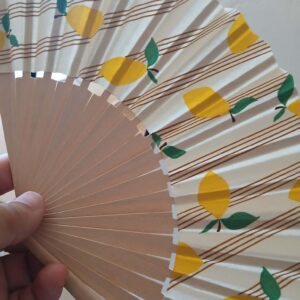 Éventail citron artisanal déplié, motif fruits et rayures