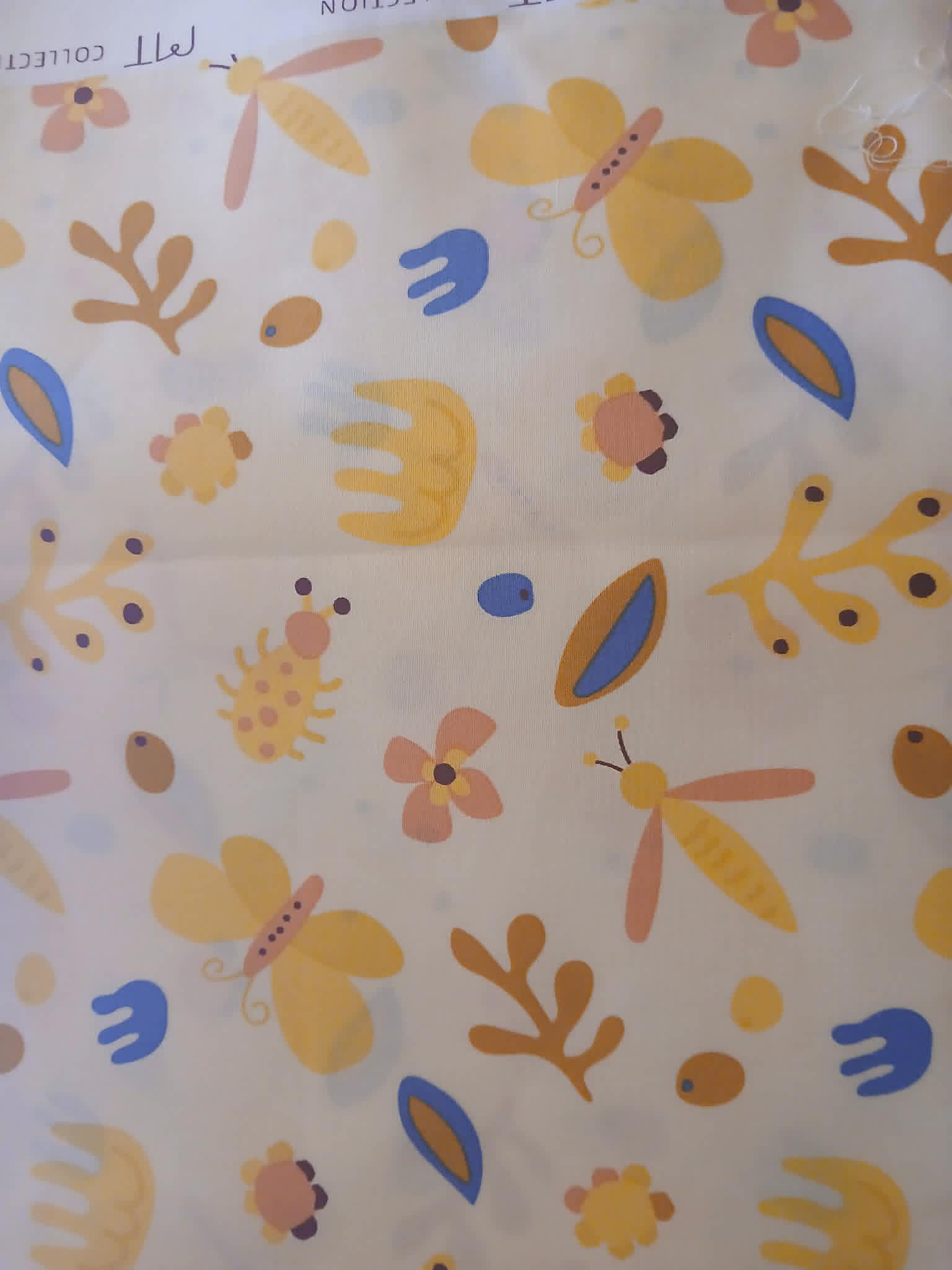 Tissu éventail nature motif papillons libellules moutarde corail