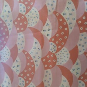 Tissu éventail motif écailles rose corail fleurs