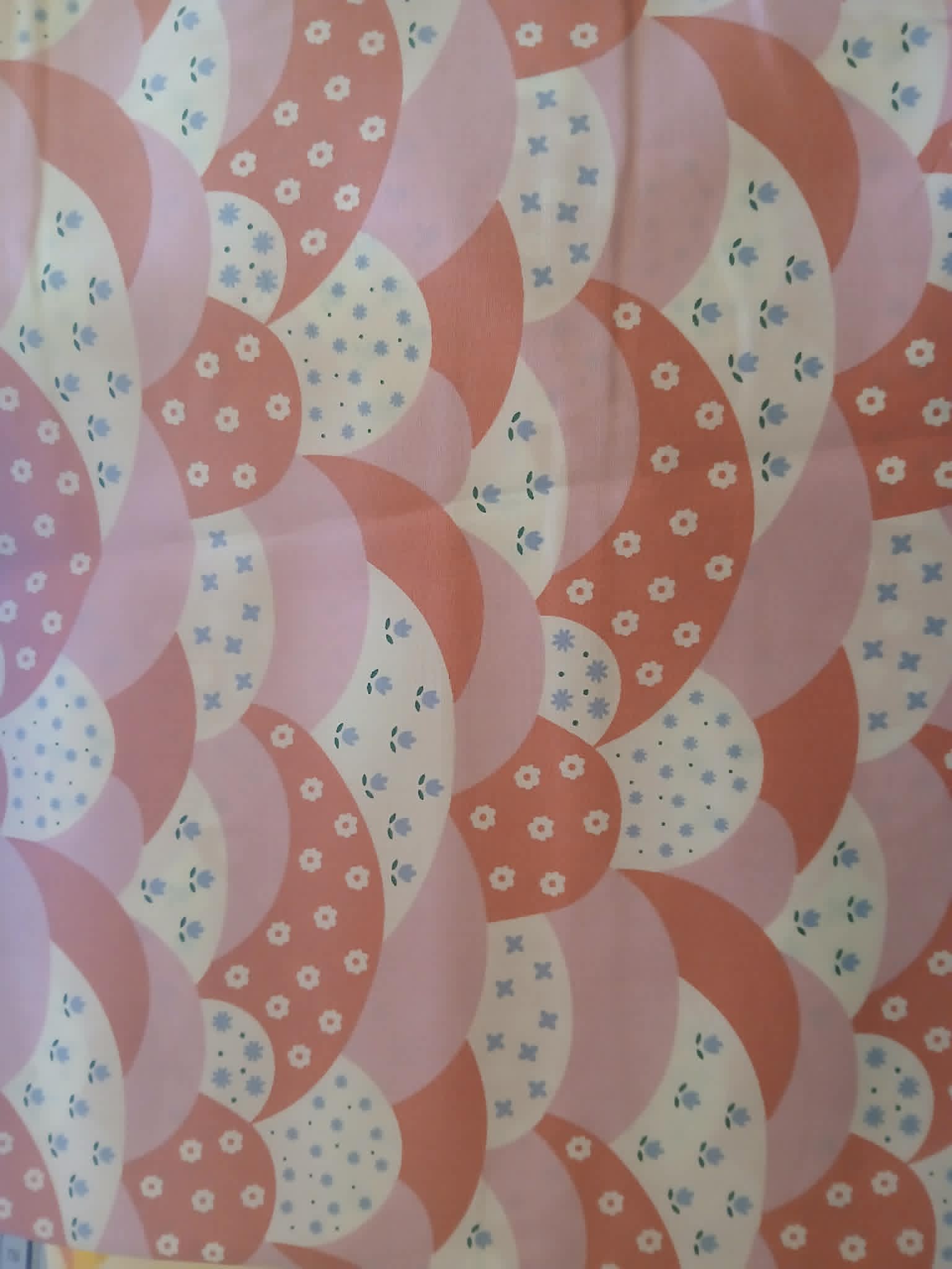 Tissu éventail motif écailles rose corail fleurs