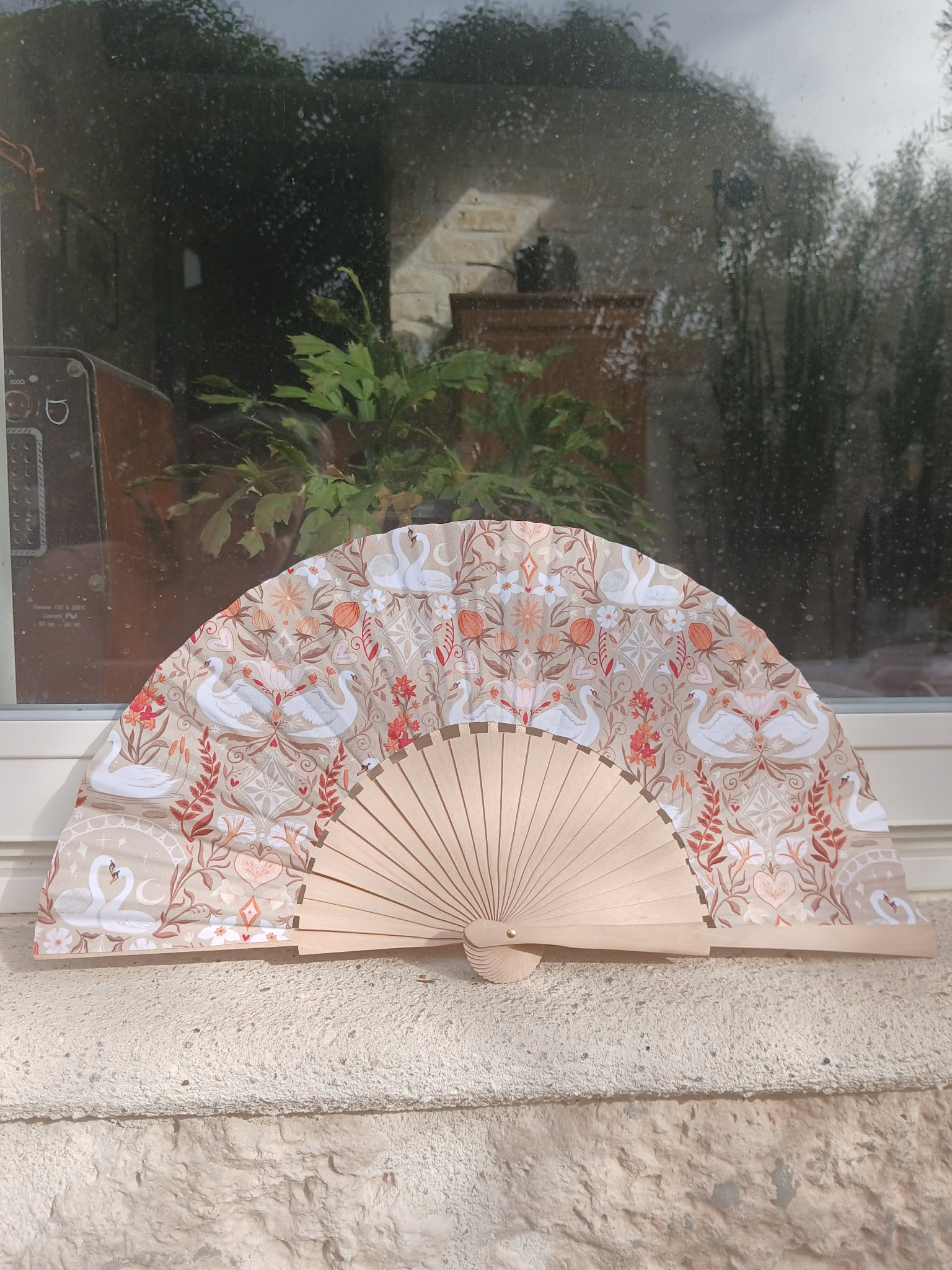 Éventail artisanal motif cygnes romantiques, édition ultra limitée Souffle d'Élégance