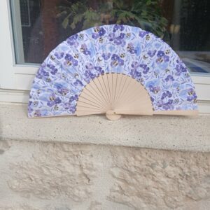 Éventail artisanal motif violettes et abeilles, édition ultra limitée Souffle d'Élégance