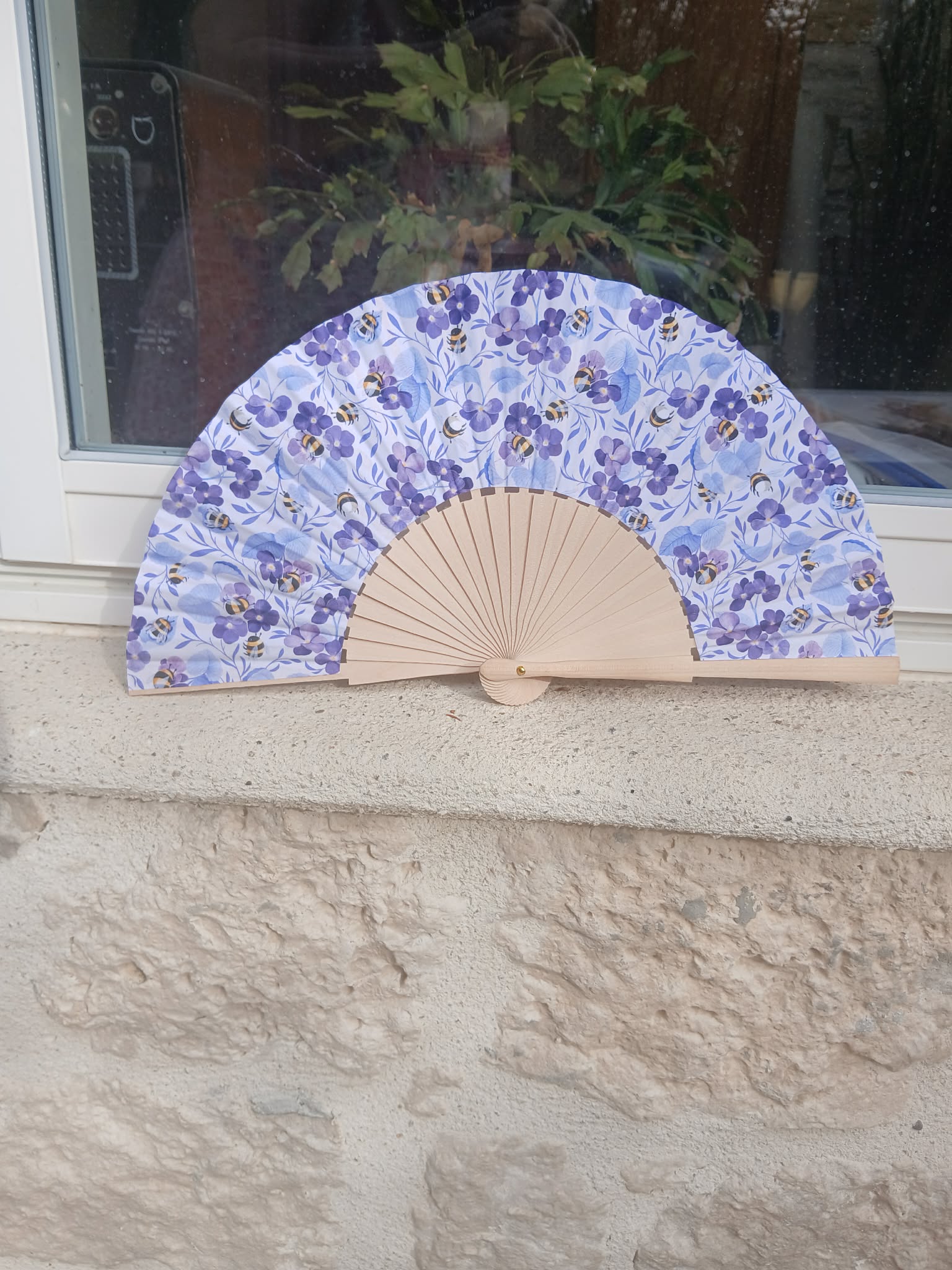 Éventail artisanal motif violettes et abeilles, édition ultra limitée Souffle d'Élégance